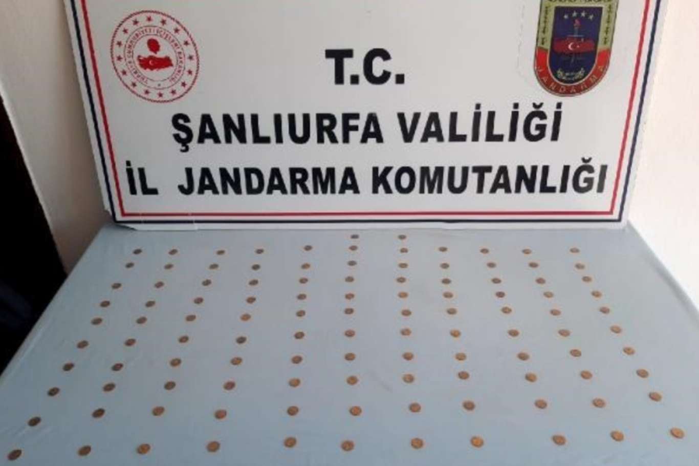 Şanlıurfa'da 110 altın sikke ele geçirildi Şanlıurfa'da 110 altın sikke ele geçirildi